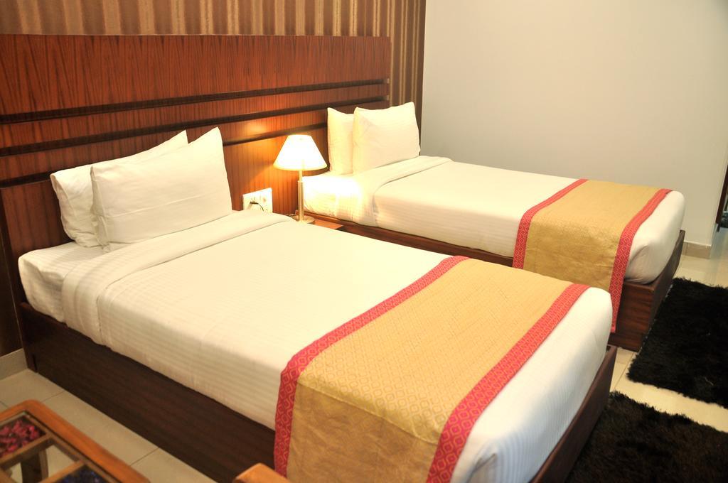 Hotel Sgt Plaza Bénarès Extérieur photo